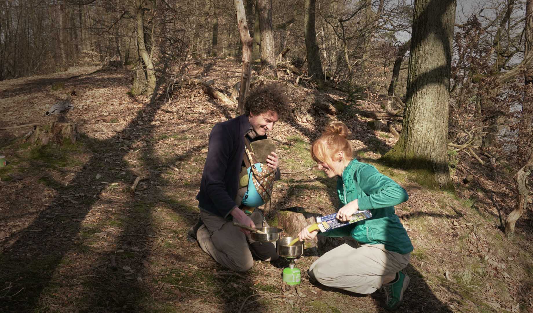 Mann und Frau kochen im Wald