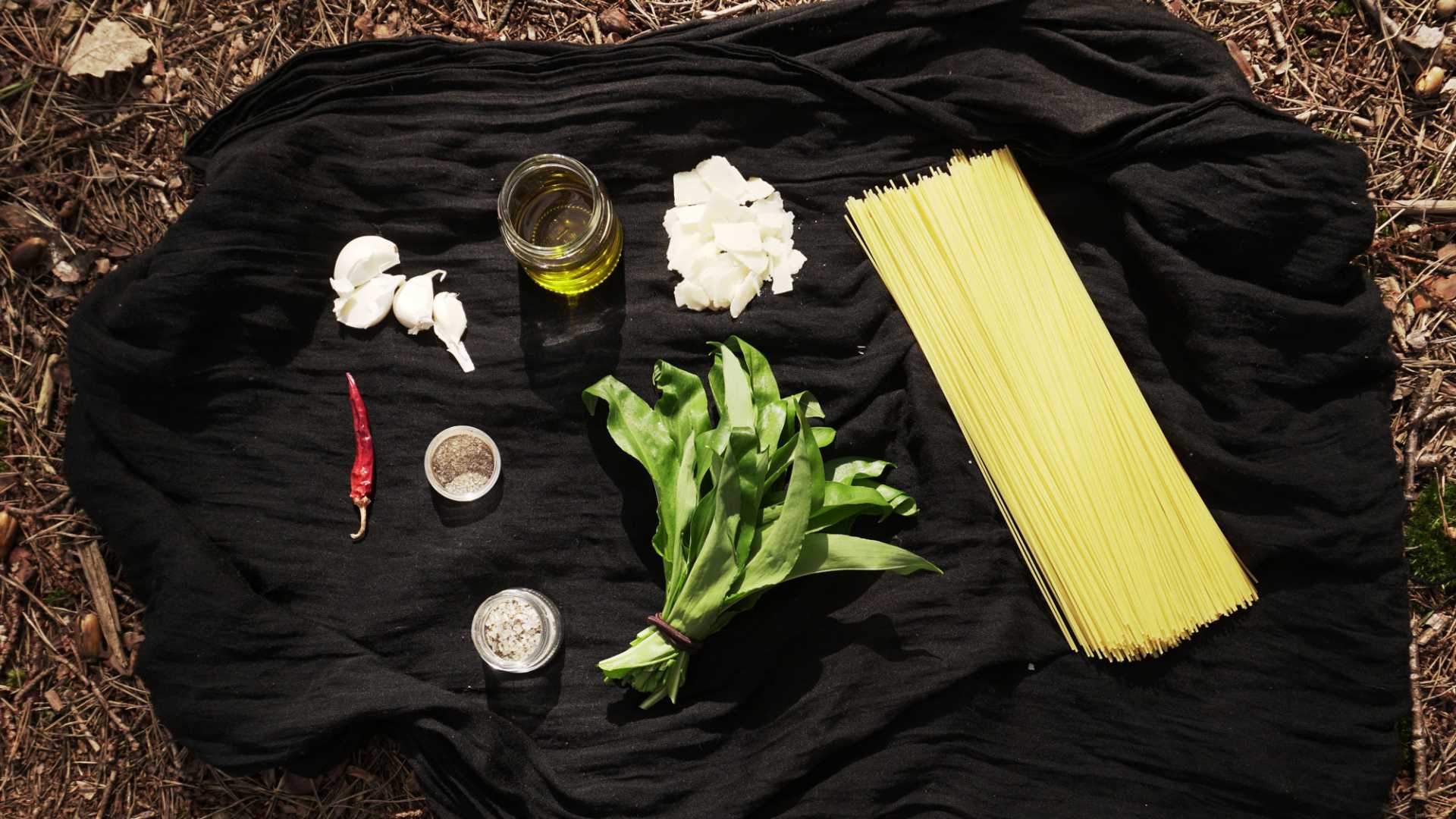 Zutaten f&uuml;r B&auml;rlauch-Spaghetti liegen auf Waldboden