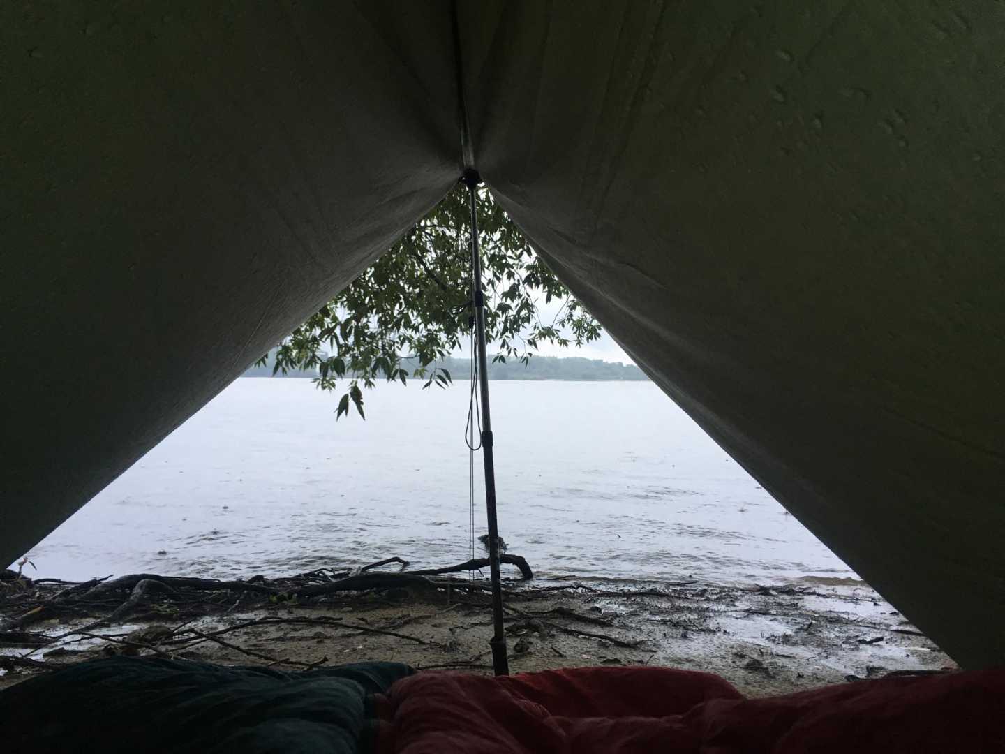 Sicht auf die Elbe unter dem Tarp heraus