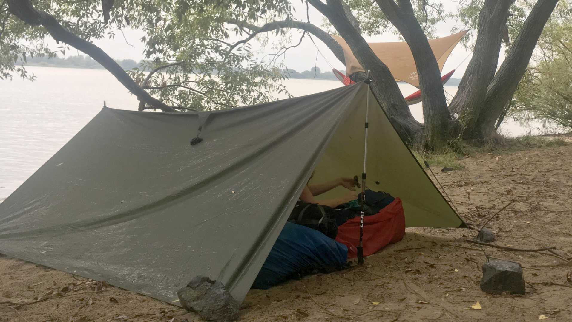 Tarp im A Frame Aufbau mit Wanderstöcken