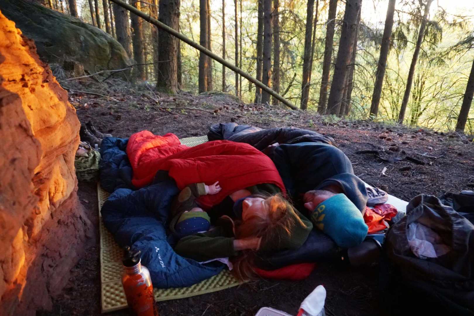 Jana, Paddy und der Kleine im Schlafsack