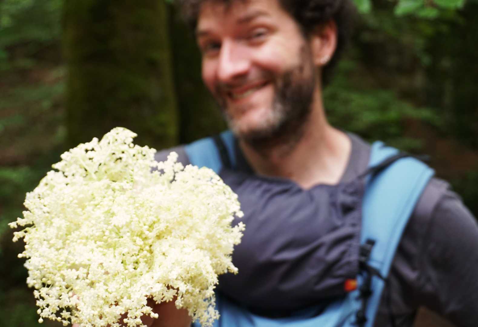 PAddy mit Holunderblütenstrauß