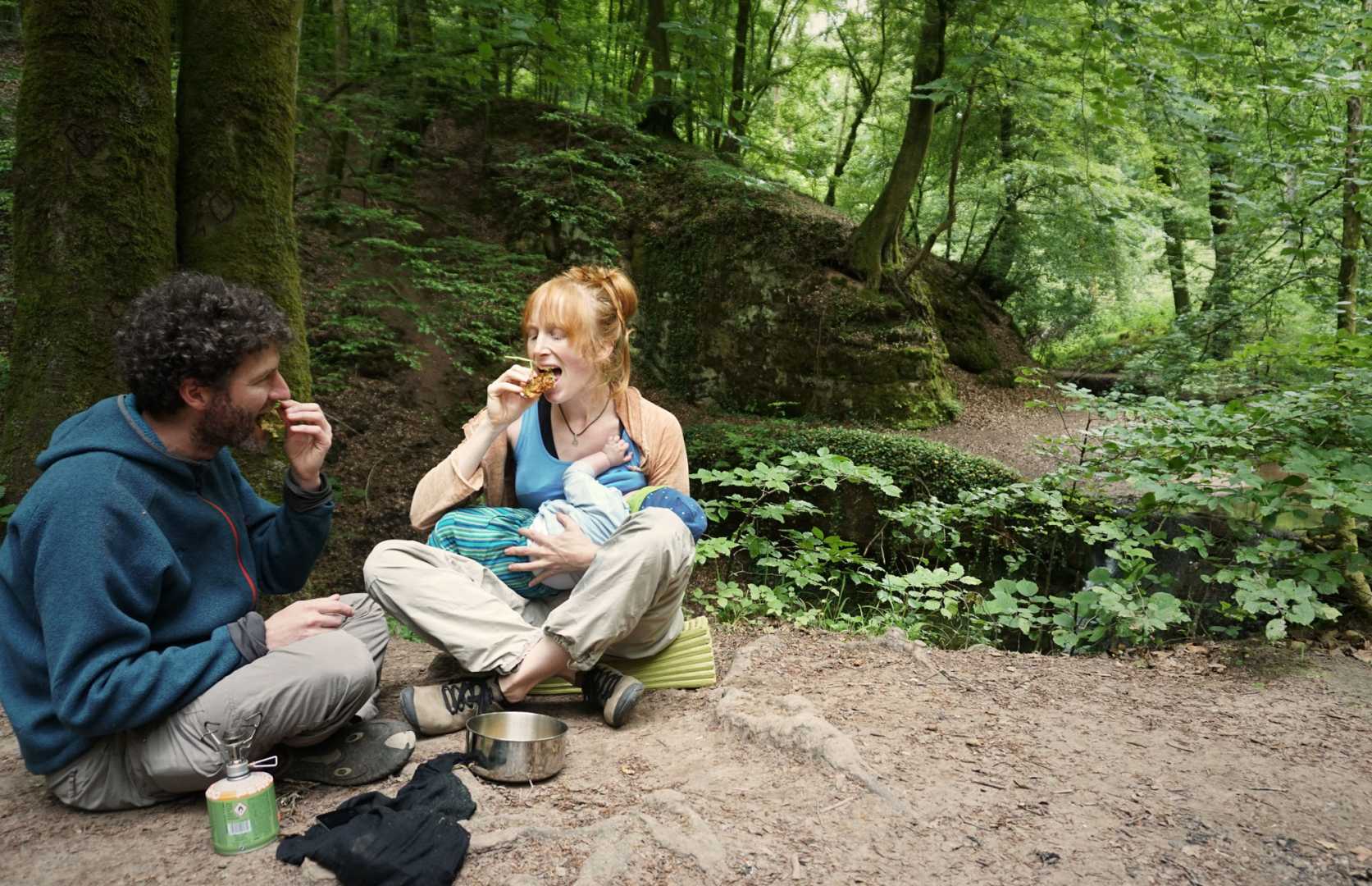 Paddy und Jana esse gebackene Holunderblüten