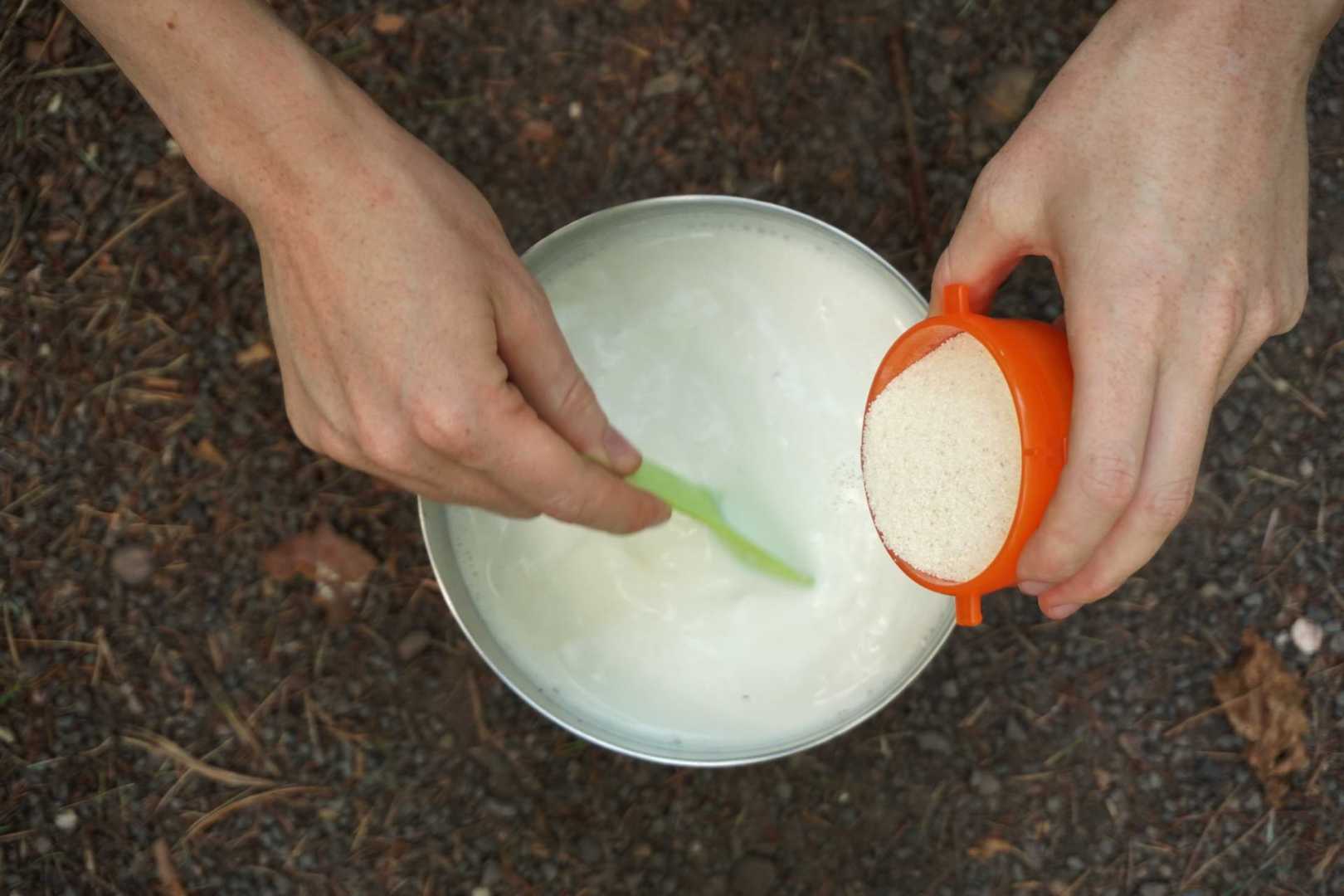 R&uuml;hre den Gries in die kochende Milch ein.