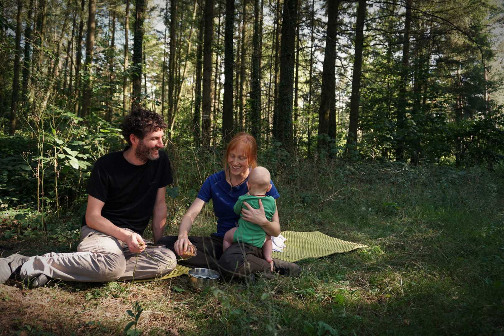 Jaddy und Jana genie&szlig;en den Griesbrei mit Wald-Brombeeren