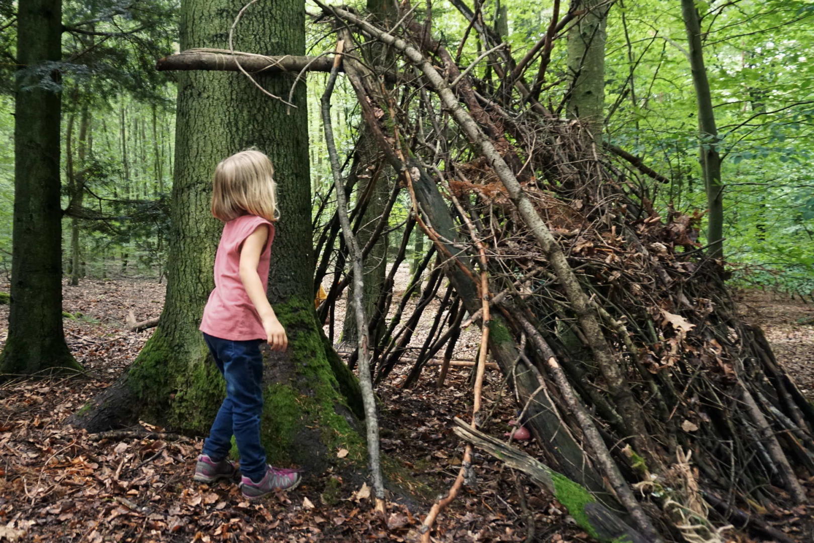 Selbstgebaute Waldh&uuml;tte mit M&auml;dchen