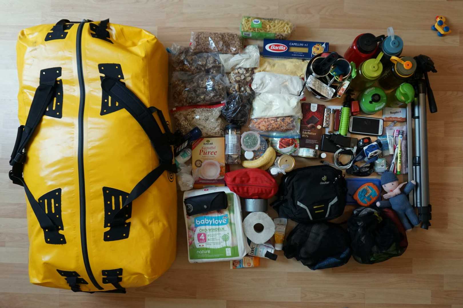 Trekking Gepäck auf dem Boden