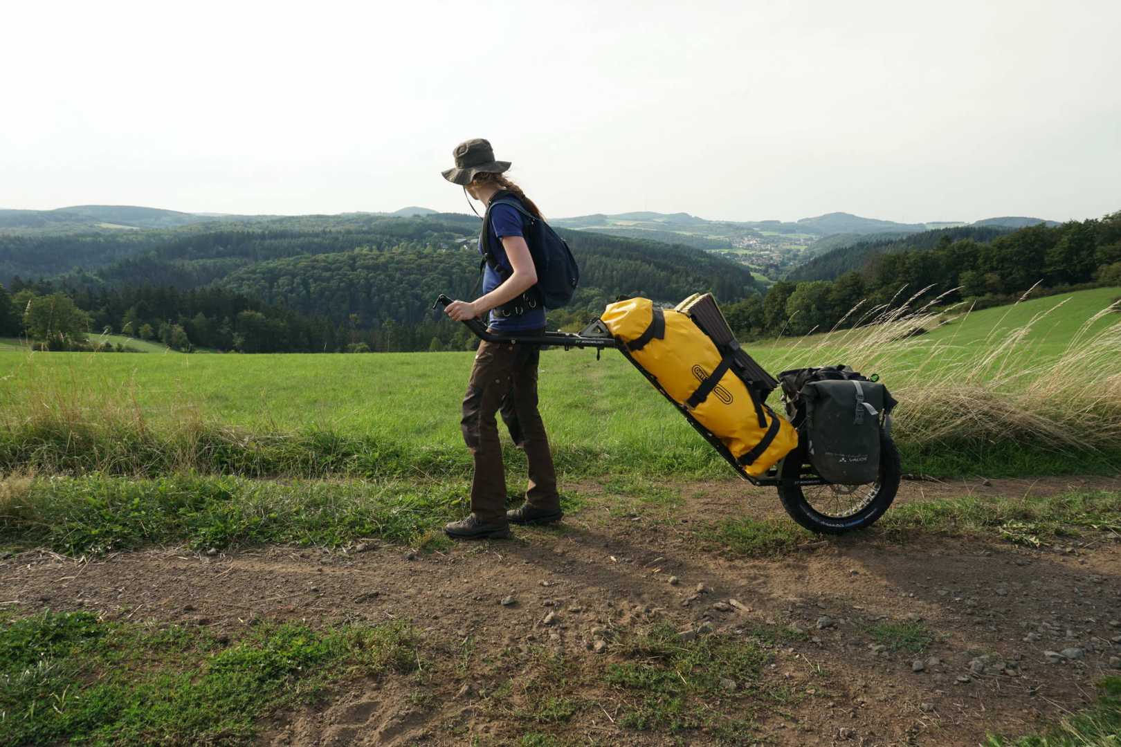 Jana mit dem MOnowalker vor einer Aussicht auf die Eifel