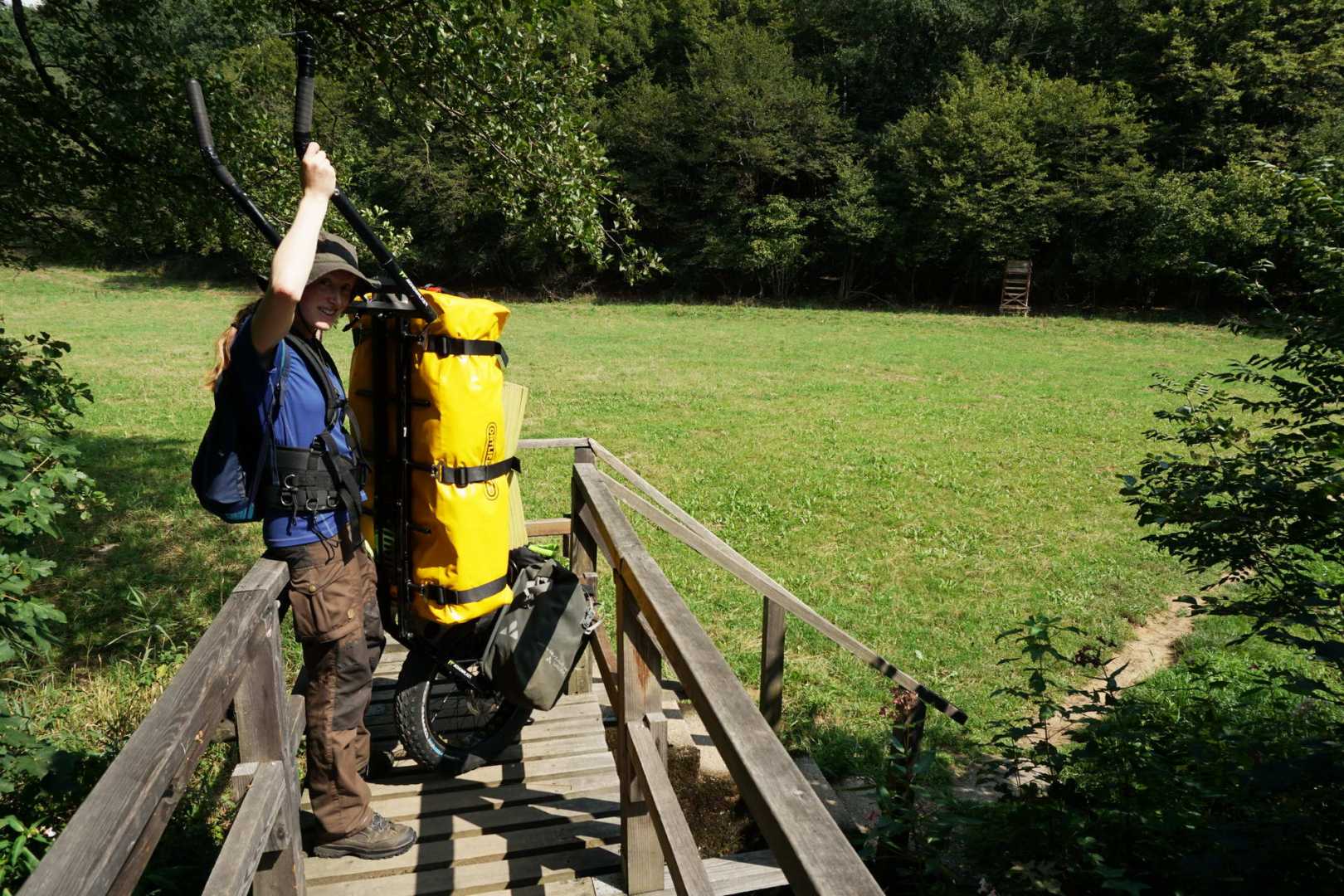 Jana nimmt den Monowalker auf einer Brücke hochkant um wendiger zu sein