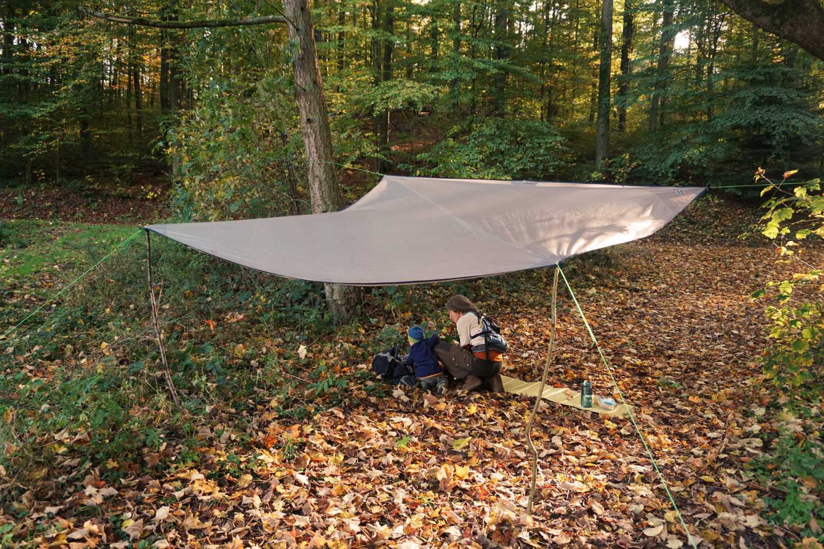 Tarp-Schr&auml;gdach schwebend mit Jana und dem Kleinen