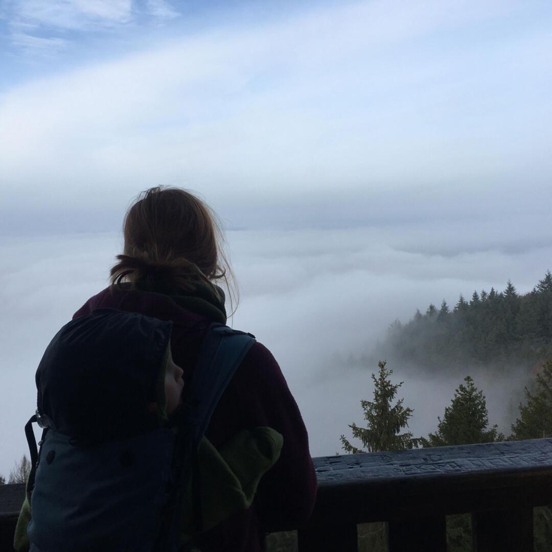 Jana blickt auf Herbstnebel