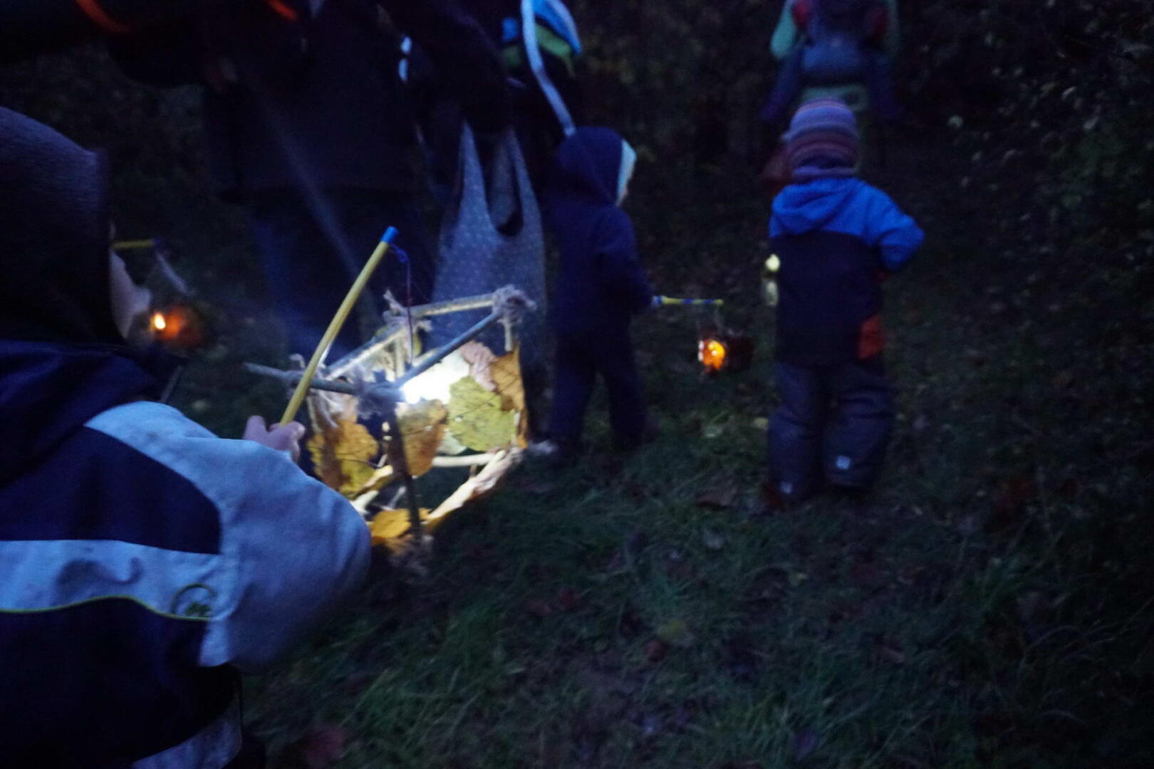 Laternenumzug mit selbstgebastelten Laternen im Wald
