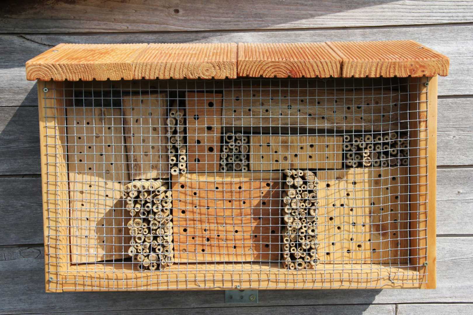 Insektenhotel f&uuml;r Wildbienen und Wespen