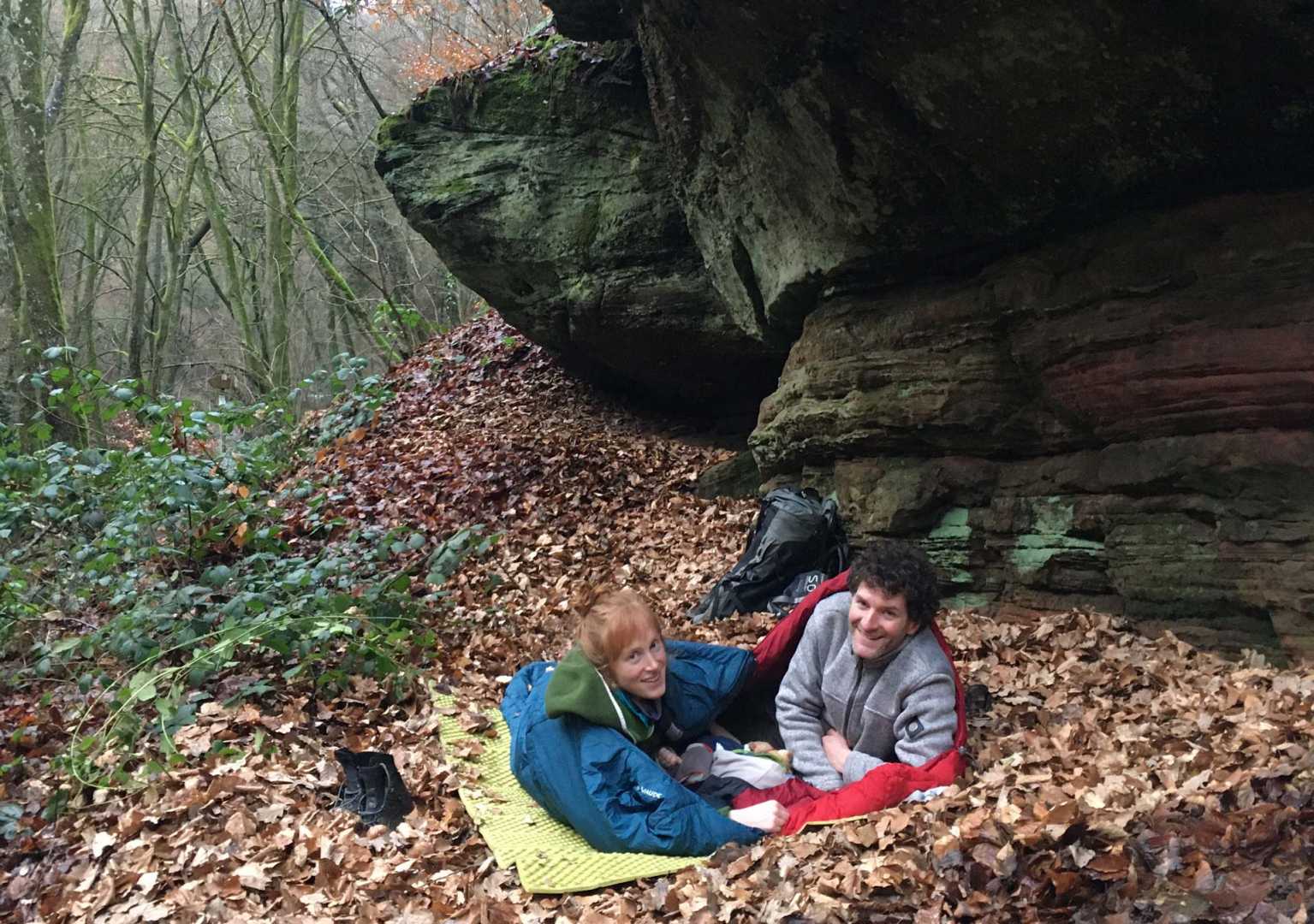 Jana und Paddy mit dem Kleinen beim Mittagsschlaf im Wald
