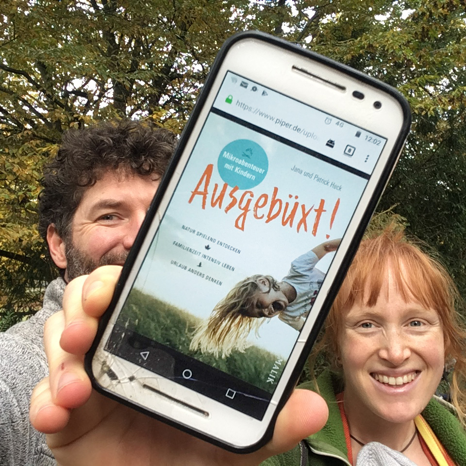 Patrick und Jana Heck zeigen das Cpver ds Ausgeb&uuml;xt Buchs auf dem Handy